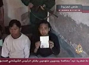 （圖）半島電視台播放的畫面上的人質顯得疲憊和憔悴