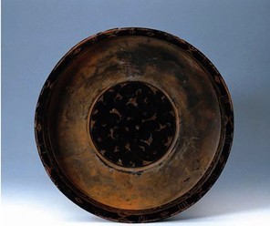 彩繪捲雲紋漆盤