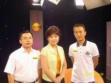 王金雲接受CCTV專訪後與主持人合影