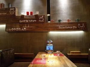 小白人餐桌智媒體機器人