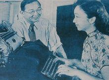 林語堂與女兒林太乙調試打字機