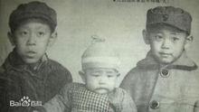 姜歡（圖中）與姜文（圖左）姜武（圖右）兒時的照片