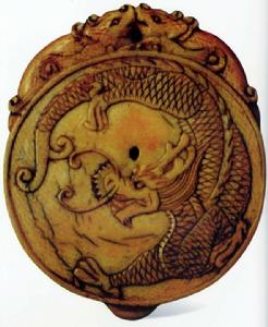 玳瑁鏤雕梅鵲圖圓盒 玳瑁鏤雕梅鵲圖圓盒