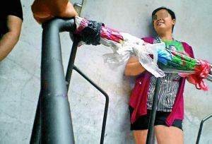 圖為10元性店昏暗的樓道上，一名等客的性工作者跟客人打招呼。她們每交易一次只收10元錢。