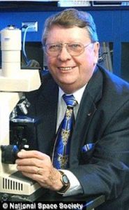 理察&middot;胡佛：自稱在隕石上發現生命