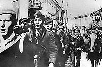 南斯拉夫游擊隊通過被解放的比托拉
