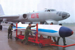 空軍地勤人員為轟-6H加裝空地飛彈