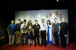 與演員吳佳尼、侯京健、各製片人參加中功傳媒新導演簽約儀式