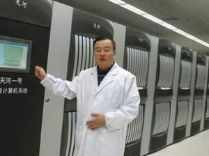 工作人員在介紹天河一號