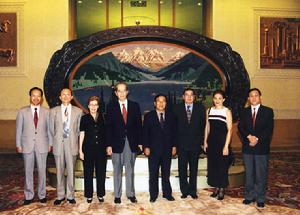 1999年8月8日，中共中央委員、全國政協副主席李貴鮮與來訪的巴拿馬前副總統、基民黨國際前主席里卡多·阿里亞斯(左四)率領的代表團合影。　