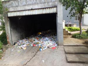 位於國小部附近的垃圾房