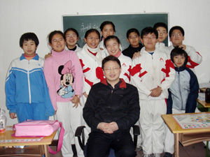 王學義老師和學生們一起