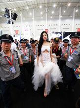 車模韓盼盼上台保全“前呼後擁”