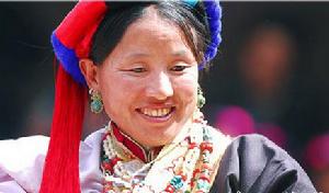 假新娘打扮得十分艷麗