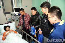陸博飛和吉翔前往醫院探望患病女球迷