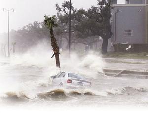 密西西比州沿海港口受颶風吹襲，巨浪捲走一架汽車。