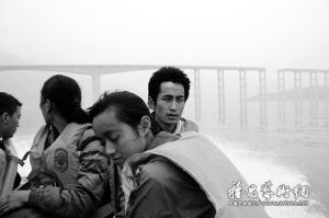 救生艇搭載著倖存者穿過都汶公路廟子坪大橋下方