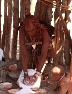 辛巴部落的女人在做食物