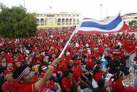 紅衫軍[泰國反獨裁民主聯盟成員的俗稱]