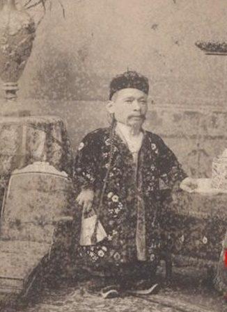 他身高不足1米,卻成為一百多年前的國際明星,娶了兩位外國太太