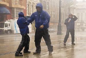 電視台記者在紐奧良市採訪，被颶風吹至站立不穩。