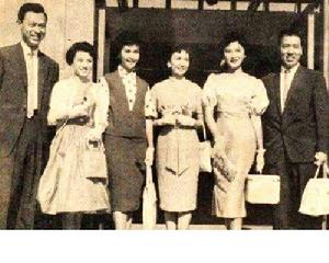 與夏夢等人合影