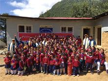 與尼泊爾Gumrela國小學生們的合影