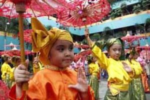 米南加保人在集會上表演傘舞