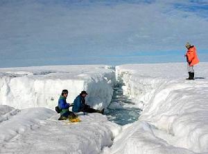科學家在勘察沃德·亨特冰架上的裂縫