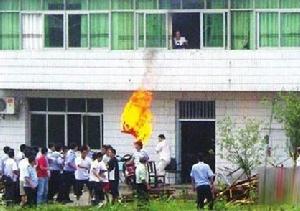 江西宜黃否認釘子戶3人“自焚”，稱均系其不慎“誤傷”。