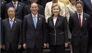 中國國家主席胡錦濤特別代表、國務院副總理王岐山，國務委員戴秉國與美國總統歐巴馬的特別代表、美國國務卿希拉蕊·柯林頓和財政部長蒂莫西·蓋特納在首輪中美戰略與經濟對話開幕前合影。