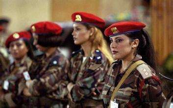 她是卡扎菲的女子禁衛軍成員,曾多次遭到上級強暴,被迫槍殺俘虜 她是卡扎菲的女子禁衛軍成員,曾多次遭到上級強暴,被迫槍殺俘虜