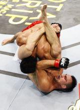 居馬別克與對手纏鬥