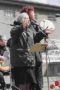 來自德國漢堡的集中營倖存者埃絲特&middot;貝雅拉諾（前）在紀念活動中演唱當年的猶太人歌曲