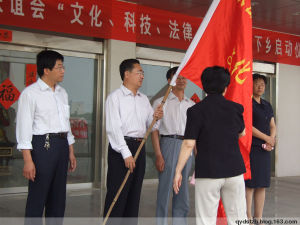 張華參與文化下鄉授旗