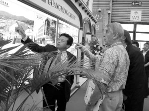 光明集團董事長馮永明在接待外國客商