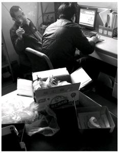 11月16日，通州區宋莊鎮，精佳藝義齒加工中心，製作好的假牙被裝進一個裝火腿腸的紙箱，等待送往診所和醫院。