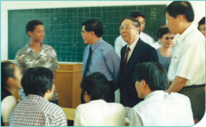1999年9月22日，廣東省人大主任盧鍾鶴、省高教廳原廳長許學強等領導蒞臨廣東培正學院視察。