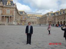 2013年考察法國時在凡爾賽宮前留影