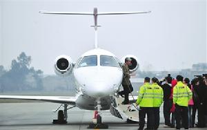 （圖）“首相IA號”飛抵成都