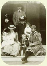 與母親妻子兒女在一起。