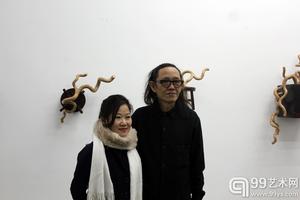 藝術家范姜明道（右）與策展人合影