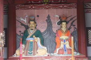 梁孝王和王后在地面寺廟裡的塑像