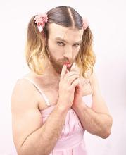 “鬍子小姐”吊帶裙賣萌代言