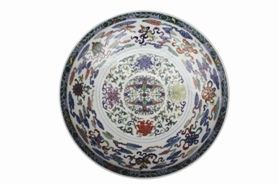 白地五彩八吉祥花卉紋盤 白地五彩八吉祥花卉紋盤