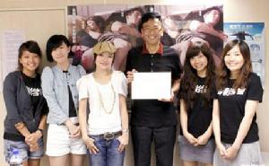 黃真真和大專生們合影留念