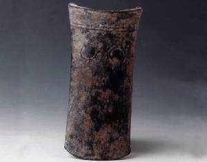 東周雙月紋弧形青銅钁 東周雙月紋弧形青銅钁