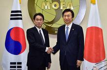 2015年12月28日，韓國外長與日本外相握手，宣布達成協定