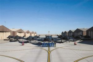 停放在美國霍洛曼空軍基地的無人機