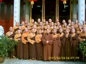 寒山書院師生與平興寺界詮法師合影